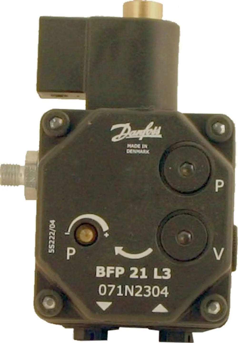 Ölpumpe mit Magnetventil, hergestellt von Danfoss, für Anwendungen in Heizsystemen, genutzt in Wolf Geräten. Kompakte Bauform mit Anschlüssen für Druck und Vakuum.